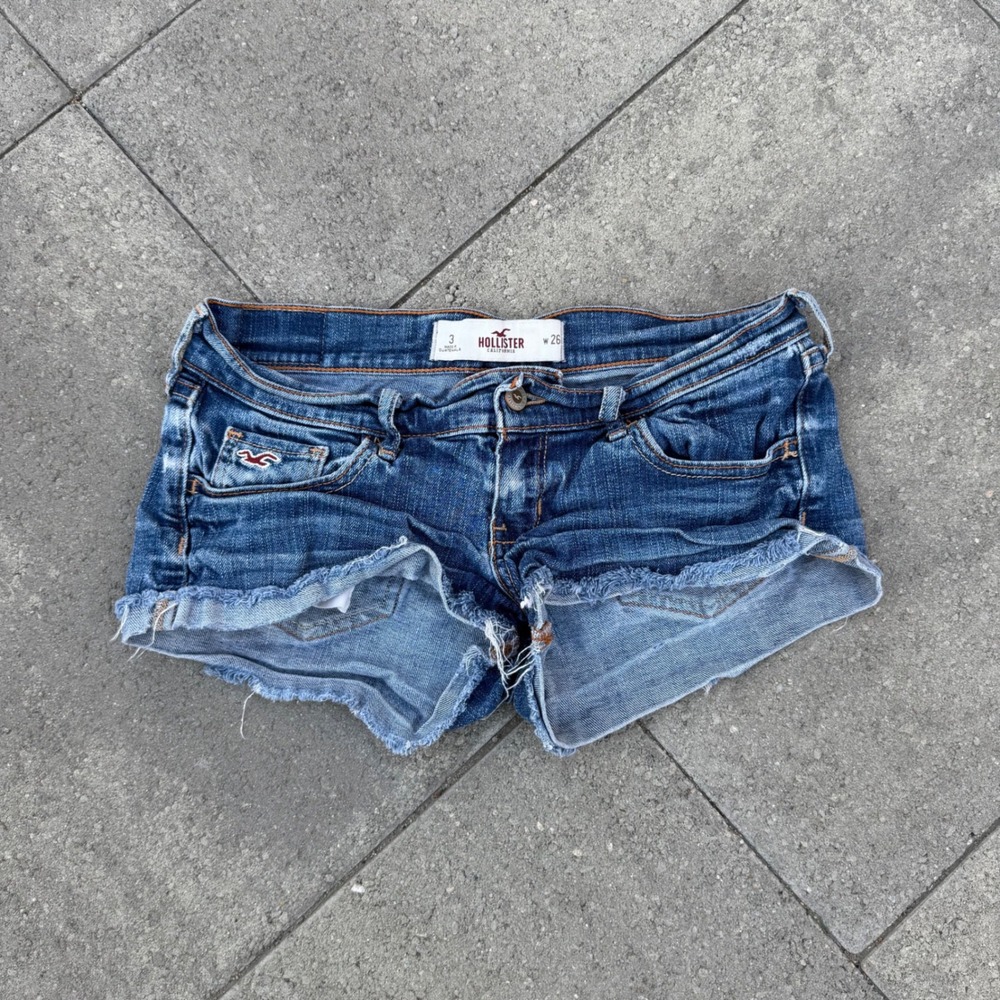 Hollister Low Rise Denim Cut Off Shorts Medium Wash Blue Size 3 W26